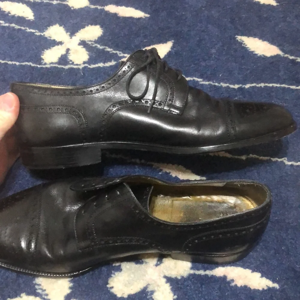 GUCCI VINTAGE BLACK LEATHER MEDALLION TOE CAPTOE SHOES 42
